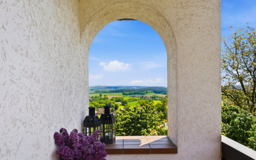 Woh­nen mit Fern­blick, Ter­ras­se & Gar­ten­pa­ra­dies. Je­der Tag wie Urlaub!