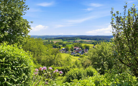 Groß­zü­gig Woh­nen mit Fern­blick, Ter­ras­se & Gartenparadies!