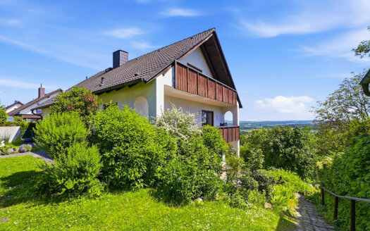 Groß­zü­gig Woh­nen mit Fern­blick, Ter­ras­se & Gartenparadies!