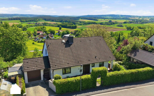 Groß­zü­gig Woh­nen mit Fern­blick, Ter­ras­se & Gartenparadies!