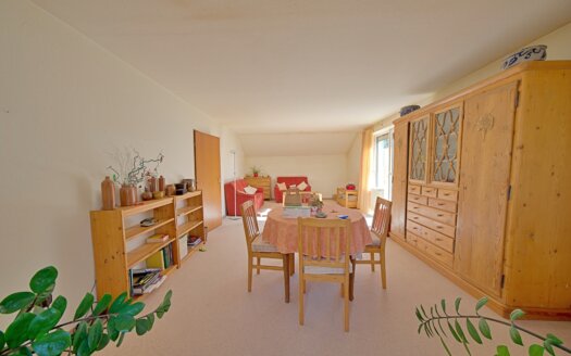 Ihr neu­es Zu­hau­se am Schloss Colm­dorf: 2,5‑Zimmer-Dachgeschosswohnung mit Gestaltungsspielraum!