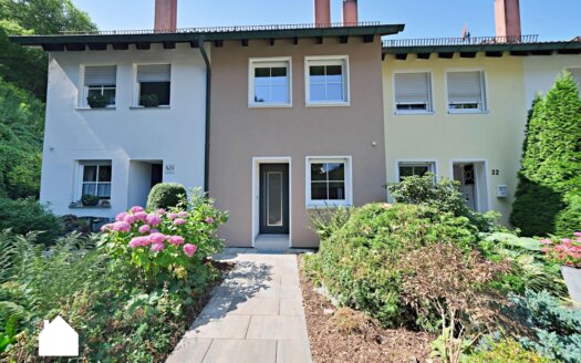 Stil­voll mo­der­ni­sier­tes Rei­hen­haus zum Wohlfühlen!