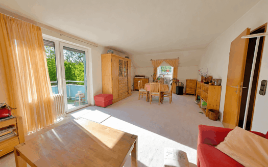 Ihr neu­es Zu­hau­se am Schloss Colm­dorf: 2,5‑Zimmer-Dachgeschosswohnung mit Gestaltungsspielraum!
