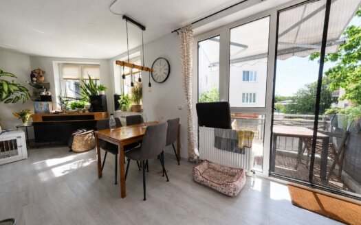 Hel­le 3‑­Zim­mer-Woh­nung mit zwei Bal­ko­nen und Tiefgaragenstellplatz