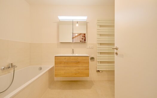 Stil­voll mo­der­ni­sier­tes Rei­hen­haus zum Wohlfühlen!